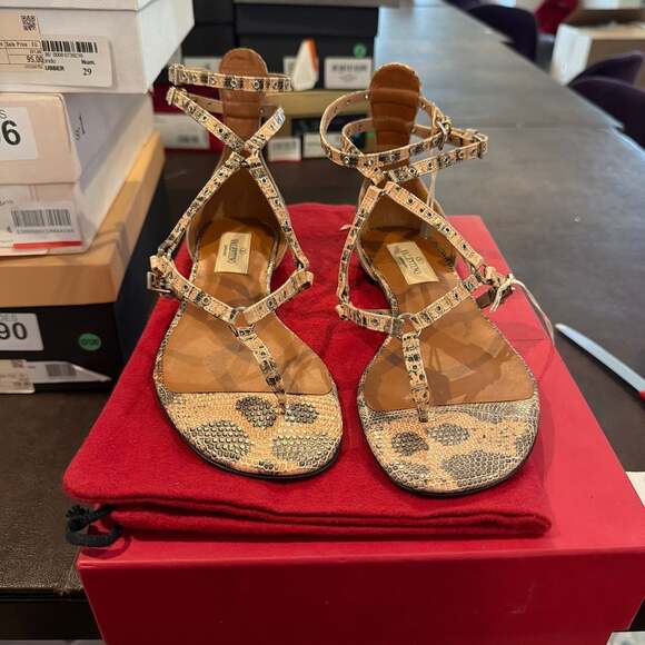 Valentino Garavani Shoes - Valentino Donna thong Sandal leather strappy Donna sand beige color size 35 NEW